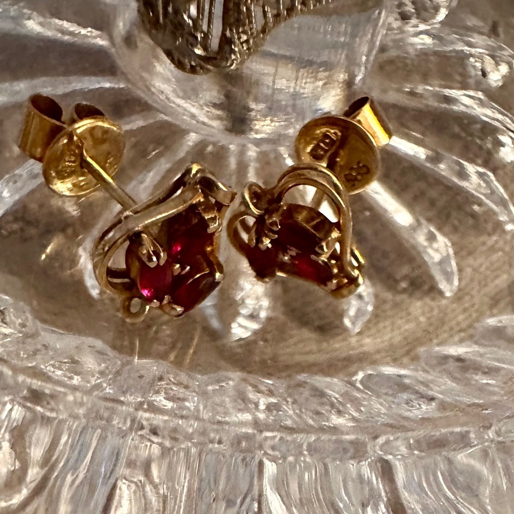 Vintage 14k solid gold earring with rubies
1.56 gr.
